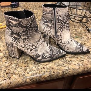 Snake print boots never worn size 7